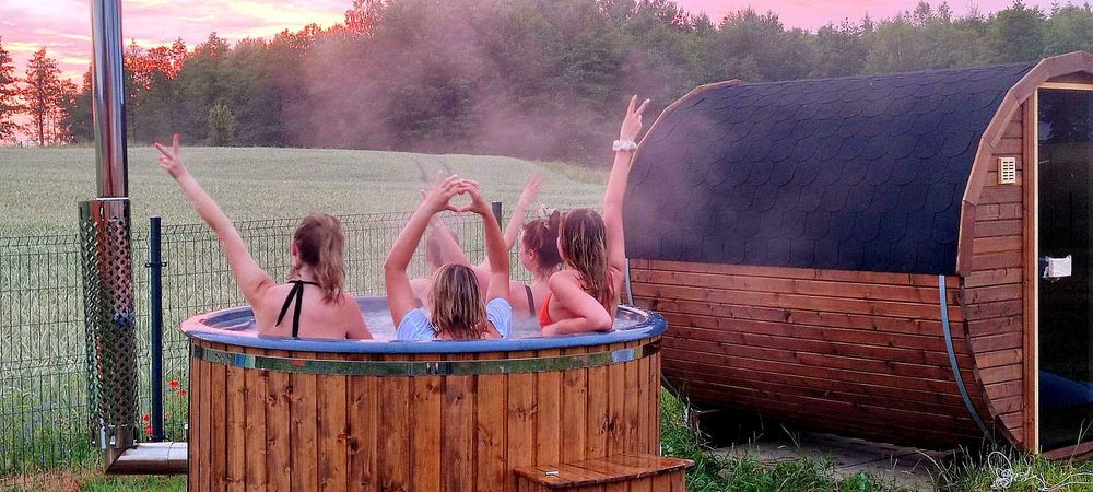 Domek letniskowy Mazury, Giżycko/Kruklanki - Balia z Jacuzzi, Internet WI-FI (Światłowód) las, blisko jezioro. Faktura VAT 350 z