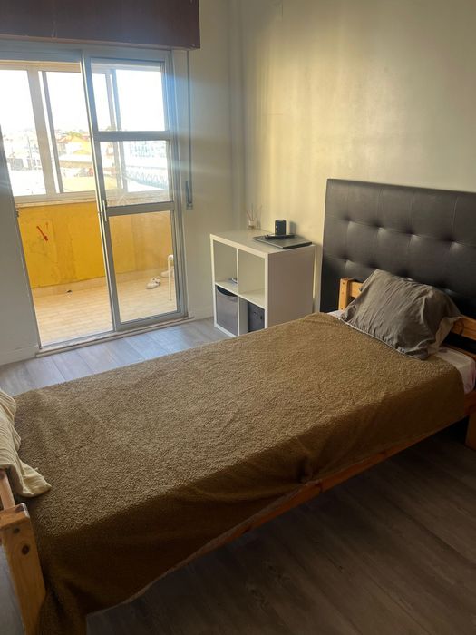 2 Quartos disponiveis na tapada das merces, a frente da estacao