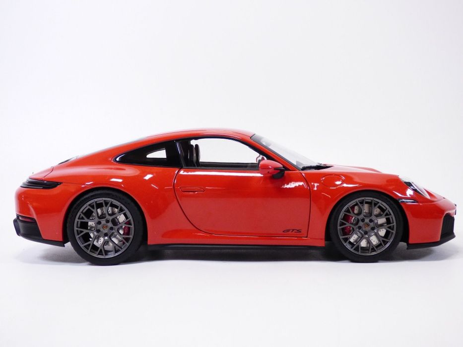 Porsche 911 carrera 4 gts - norev 1/18