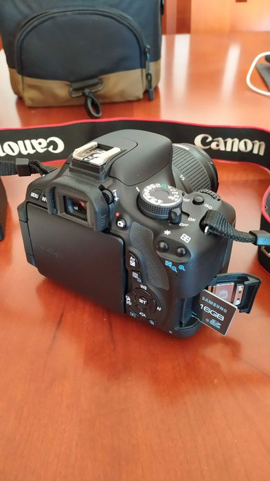 Máquina fotográfica Canon EOS 600D + lente EFS 55-250mm IS