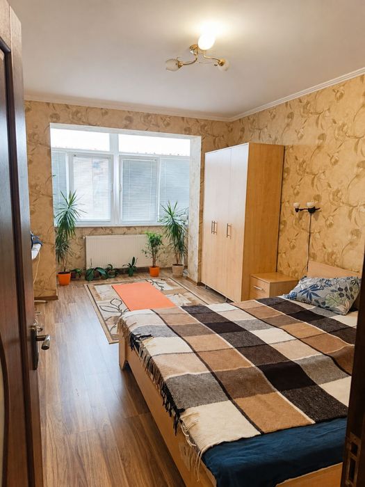 велика 2 кімн новобудова  70 м, газове опалення.