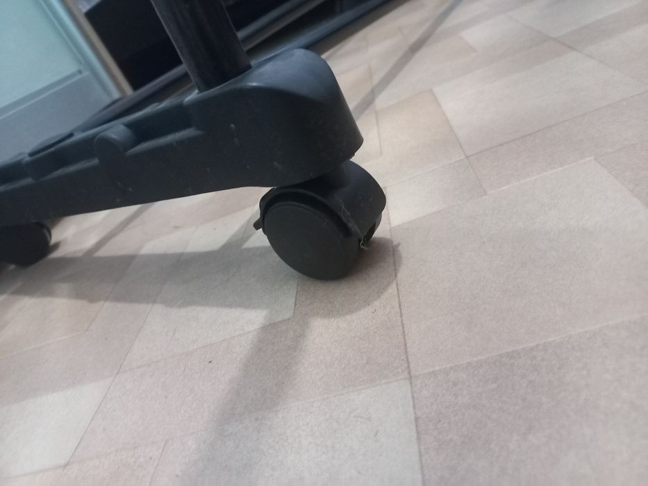 підлогова стійка для одягу