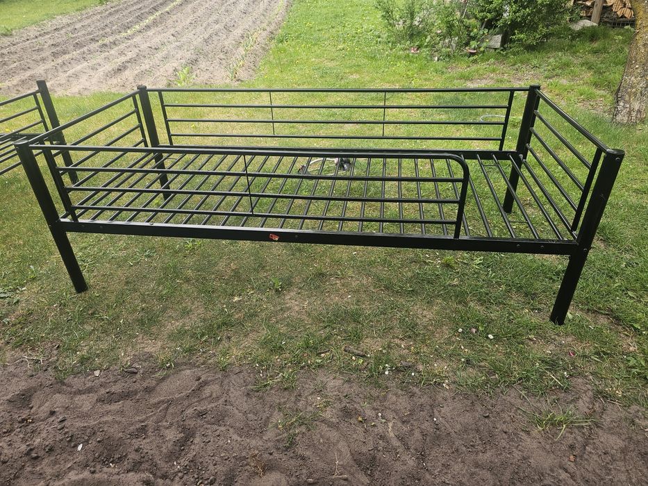 Metalowe łóżko piętrowe
