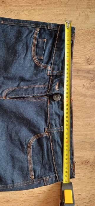 Джинси темно сині.