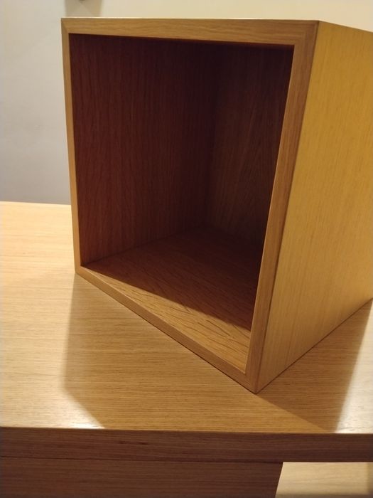 Mesa de escritório e 6 cubos de fixação de parede