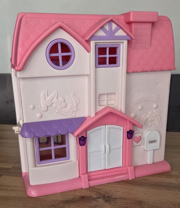 Domek dla lalek z wyposażeniem