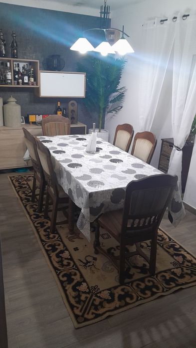 Mesa de jantar e cadeiras