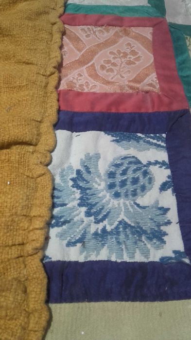 Manta muito antiga de retalhos de tecidos