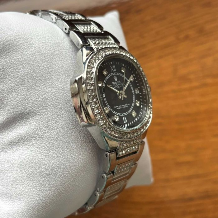 Жіночий годинник на браслеті Rolex срібного кольору з робочою датою