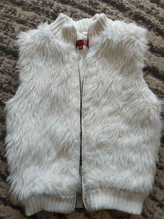 Ciepła, futerkowa kamizelka dla dziewczynki w wieku 4-5 lat