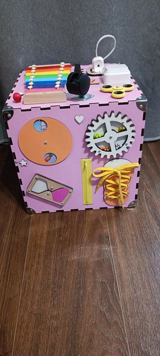 Бізікубик рожевий