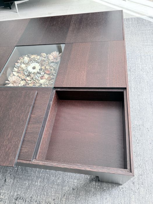 Mesa de apoio quadrada com arrumação