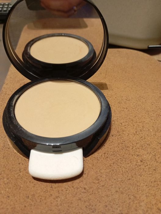 Younique powder foundation podkład w kompakcie
