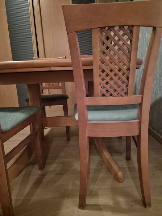 Stół drewniany + 4 krzesła, rozkładany