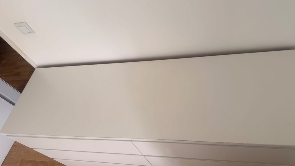 Cómoda branca para arrumação