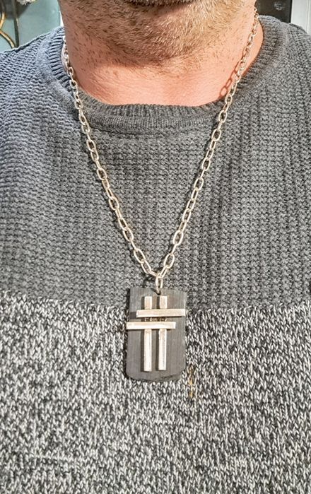 Cordão corrente com pendente em prata contrastada.