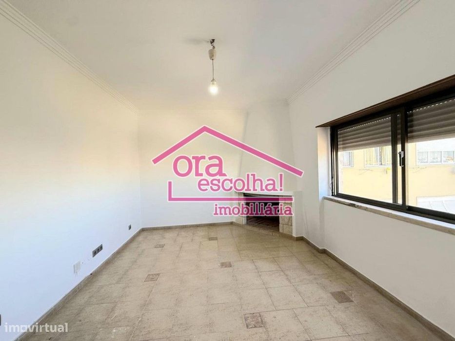Apartamento T2 com 92 m2 e VARANDA no Centro das Paivas!
