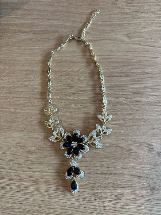 Colar Dourado Flor Preta Novo