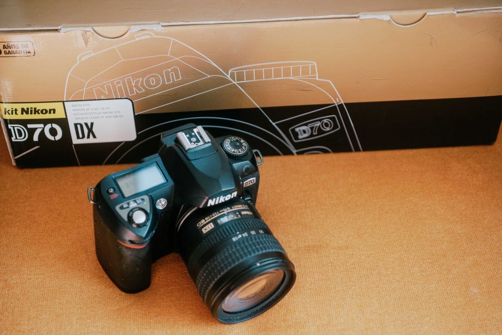 Nikon D70 com 18-70mm na caixa original