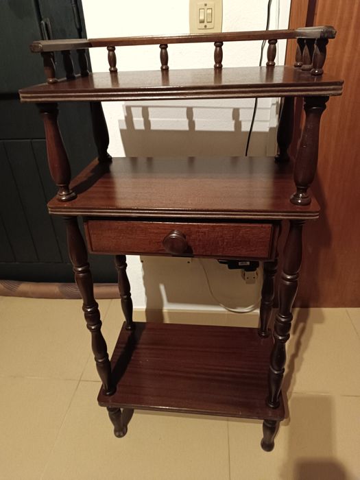 Móvel de apoio com gaveta