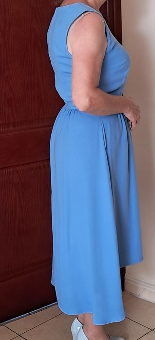 Suknia midi asymetryczna błękitna bez rękawów r.38-40"Reserved".