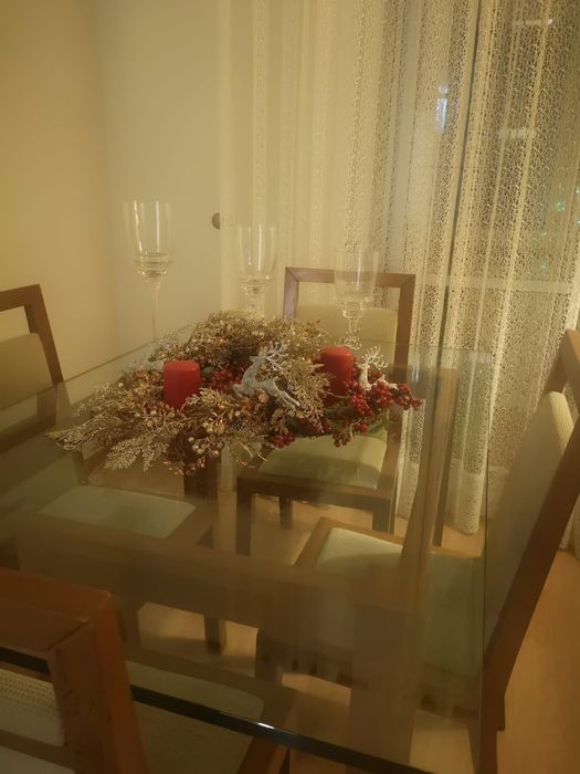 Mesa de jantar c/ tampo em vidro + 4 cadeiras