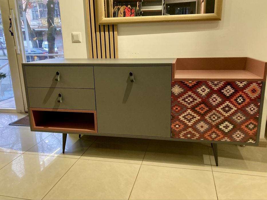 Комод на ніжках з принтом