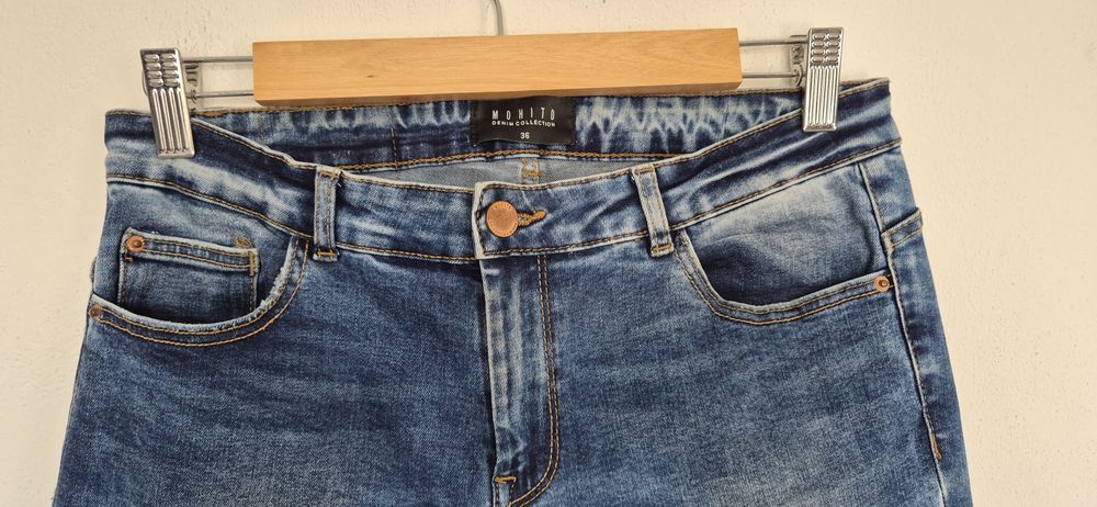 Spodnie jeansowe damskie granatowe dziury Mohito 36