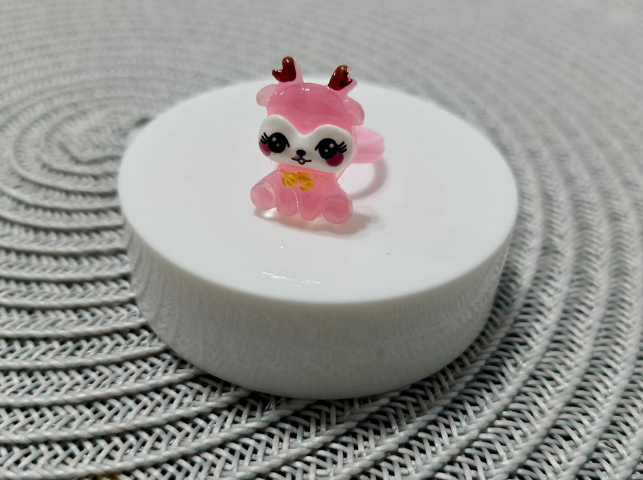 Uroczy nowy pierścionek dla dziewczynki