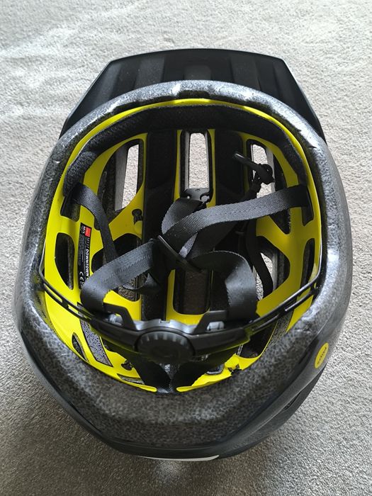 Capacete MET com MIPS