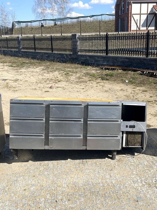 Stół chłodniczy z 9 szufladami - uszkodzony