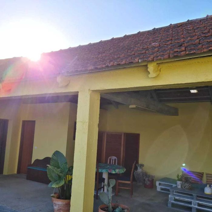 1ha Quinta murada com casa de habitação e terreno agrícola