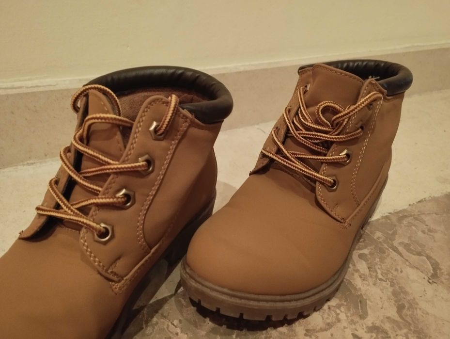 Botas cano baixo com atacadores