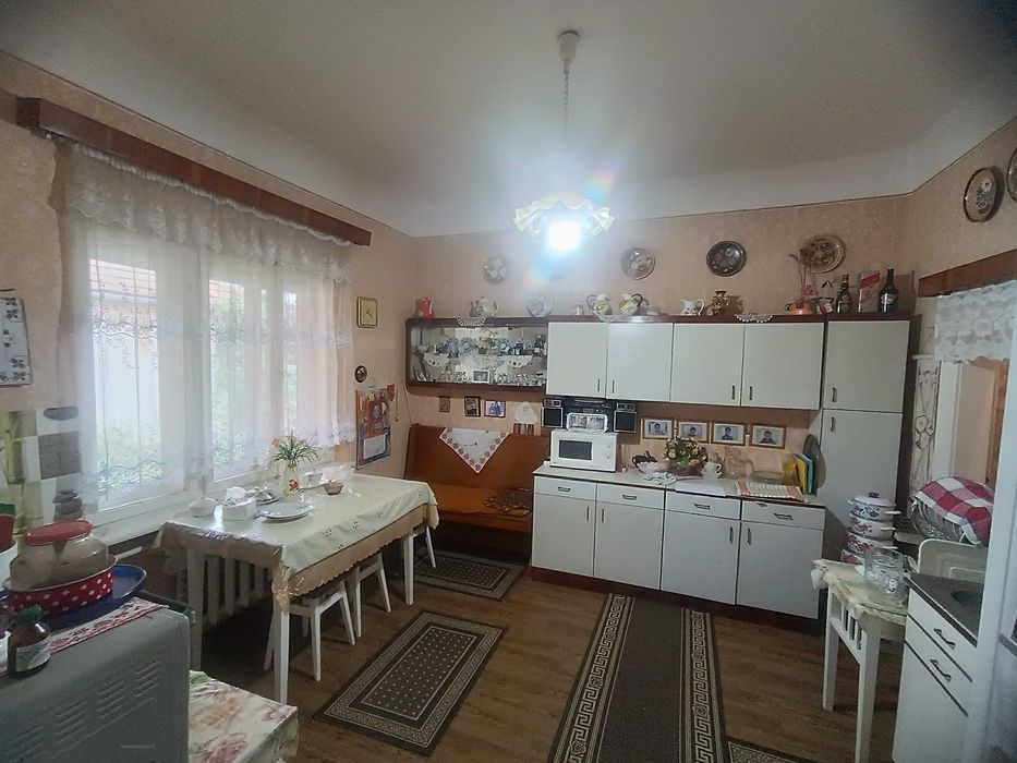 ВЕЛИКИЙ 4-Х кімнатний будинкок 146 кв.м., новий дах, гараж жилий стан