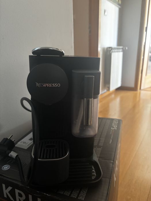 Maquina de cafe nespresso latissimo