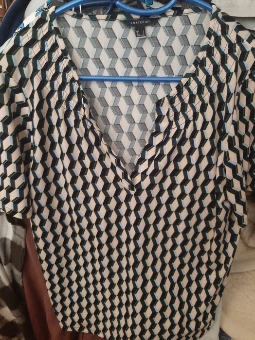 Blusa Cortefiel, aos losangos,em 3D
