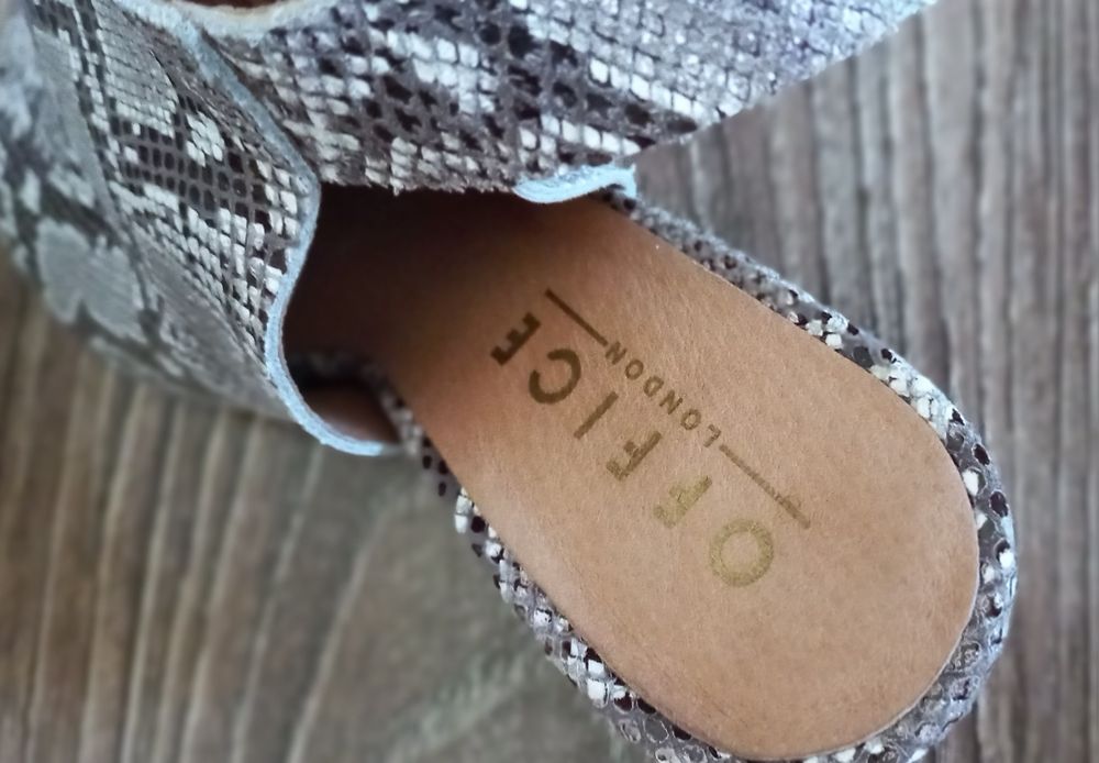 Шкіряні босоніжки