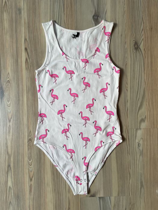 Białe body w flamingi Sinsay