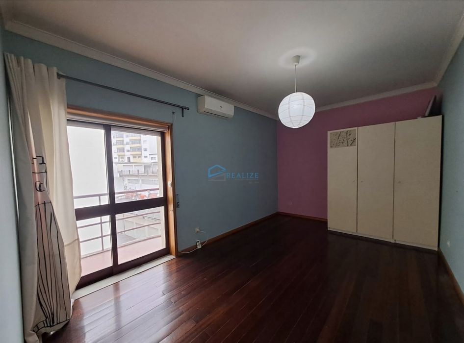 Apartamento T4 c/ garagens e sotão