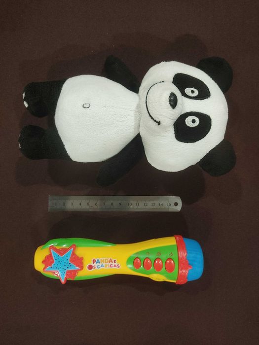 Peluche e microfone Panda e Os Caricas
