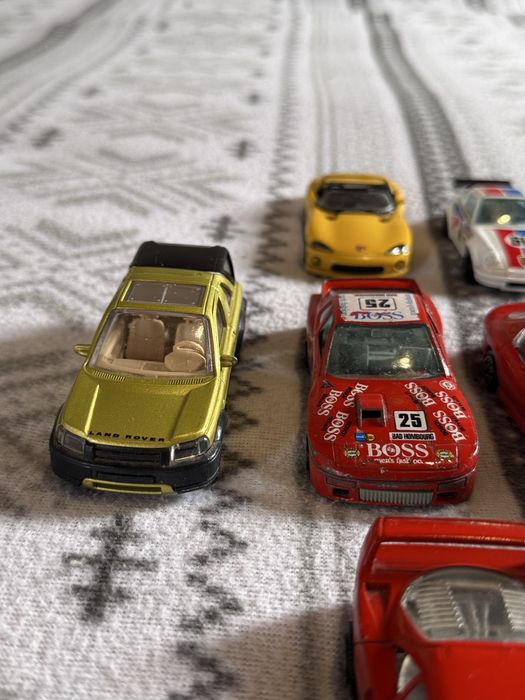 Lote de 13 miniaturas de variadas marcas de carros