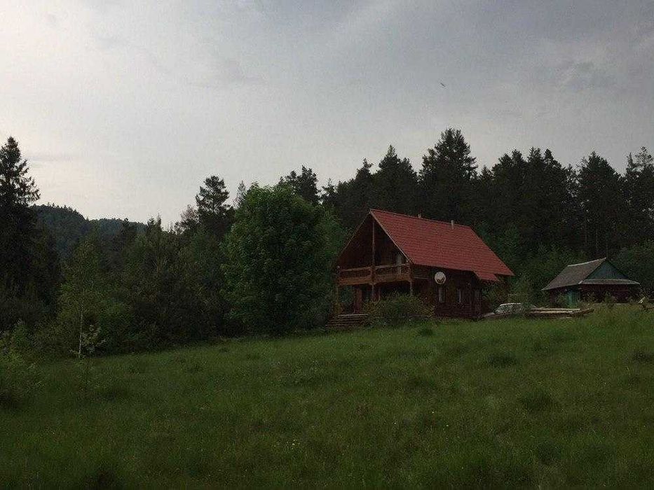 Дерев’яний будинок з панорамним видом на гори | автономне живлення