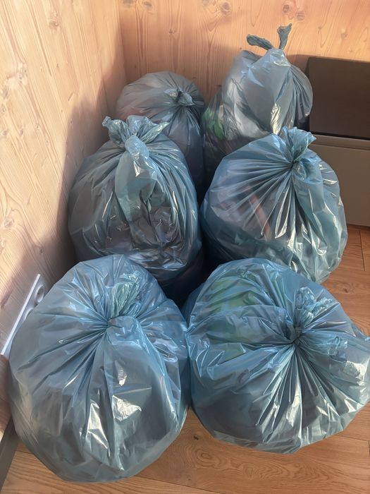 sześć worków ubrań