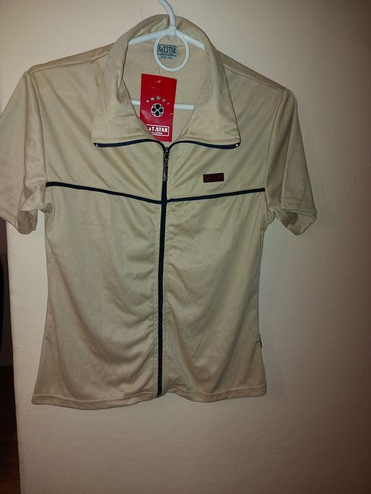 Beżowa bluzka sportowa.