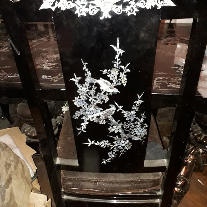 Продам стол инкрустированный перламутром +8 таких же  стульев.Говори