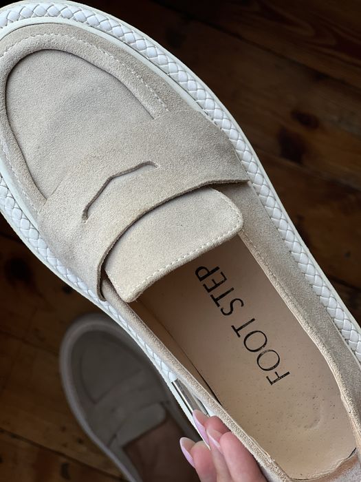 Бежеві замшеві лофери