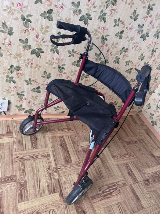 Chodzik trójkołowy z siedziskiem dla osób z trudnością chodzenia