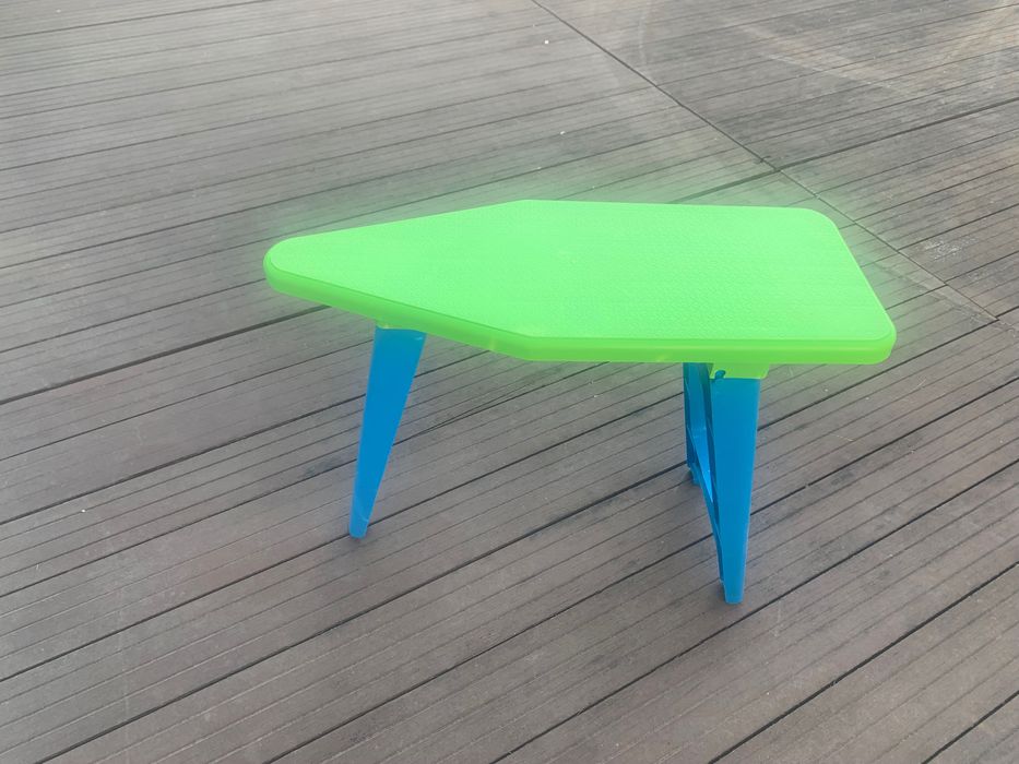 Baloiço, carrinho de mão, tábua de passar ferro, balde e toucador