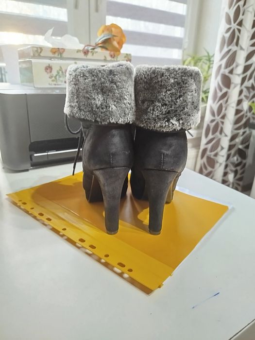 Czarne botki z futerkiem Orsay 36