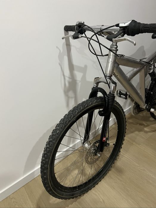 Bicicleta cinzenta / prateada